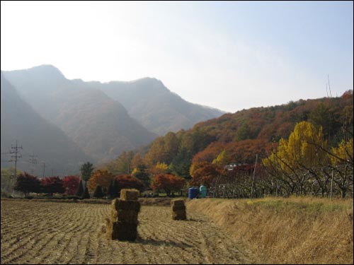 켜켜이 쌓인 산은 결국 한곳에서 만나고, 그곳에 사람들이 살고 있다. 